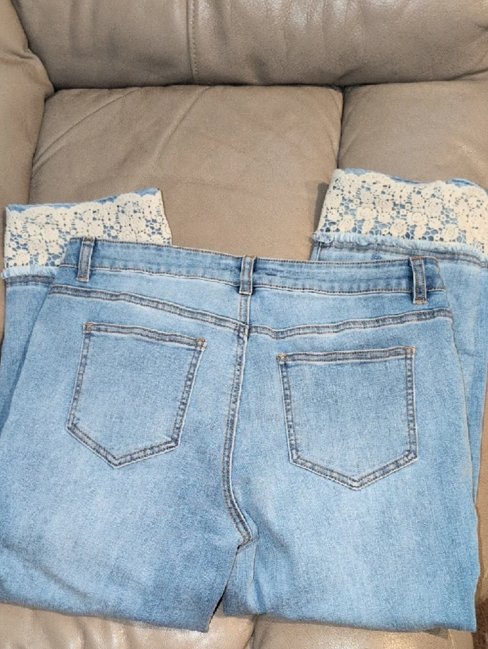 Coldwater Creek Light Blue Embroidered Lace-Hem Women’s Crop Jeans Size 10P - Picture 7 of 10